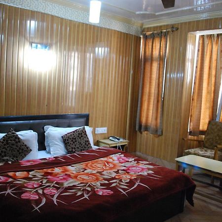 Kaisar Hotel Srīnagar Buitenkant foto
