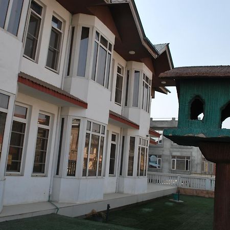 Kaisar Hotel Srīnagar Buitenkant foto