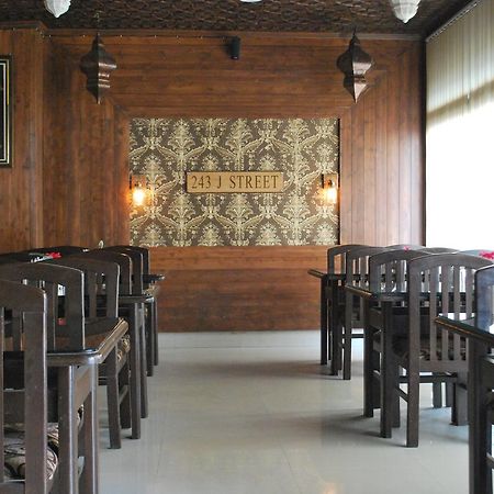 Kaisar Hotel Srīnagar Buitenkant foto