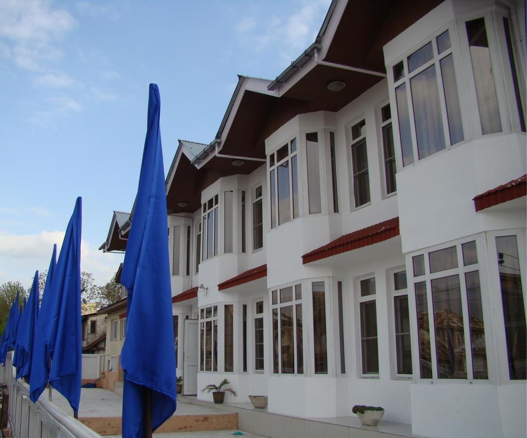 Kaisar Hotel Srīnagar Buitenkant foto