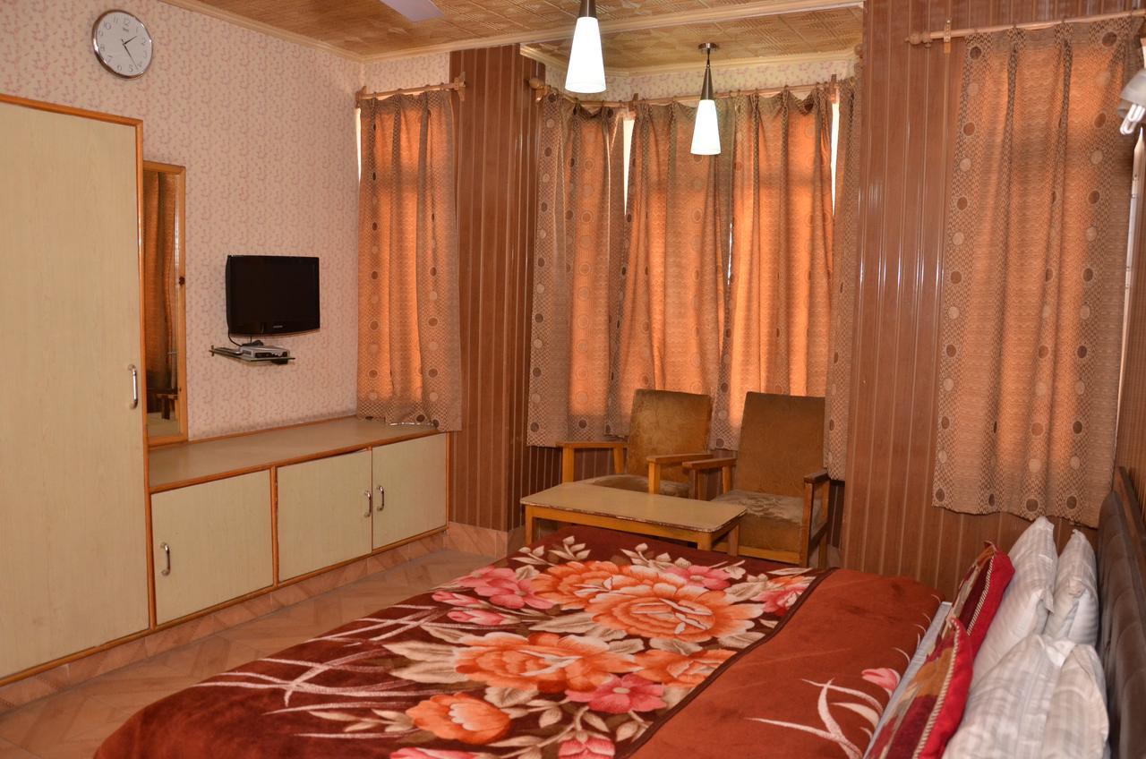 Kaisar Hotel Srīnagar Buitenkant foto