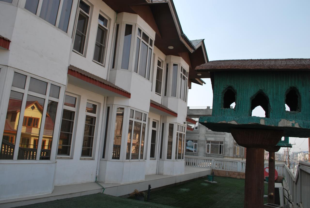 Kaisar Hotel Srīnagar Buitenkant foto