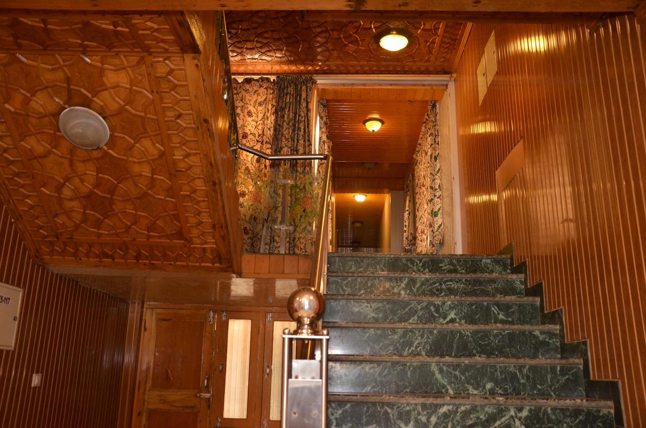 Kaisar Hotel Srīnagar Buitenkant foto