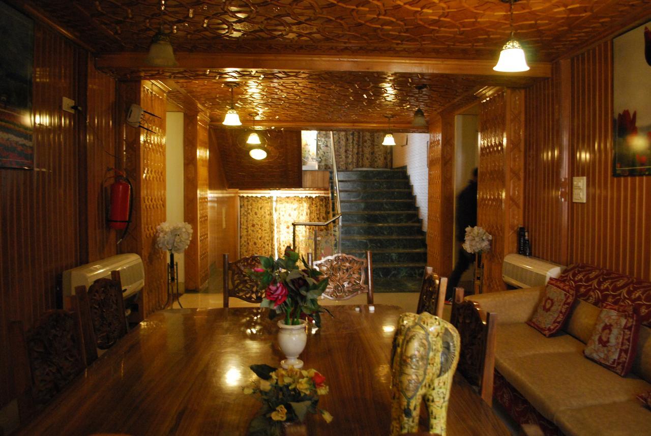 Kaisar Hotel Srīnagar Buitenkant foto