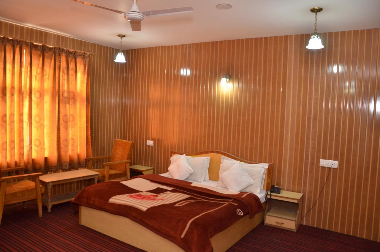 Kaisar Hotel Srīnagar Buitenkant foto