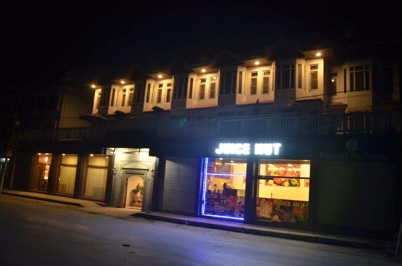 Kaisar Hotel Srīnagar Buitenkant foto