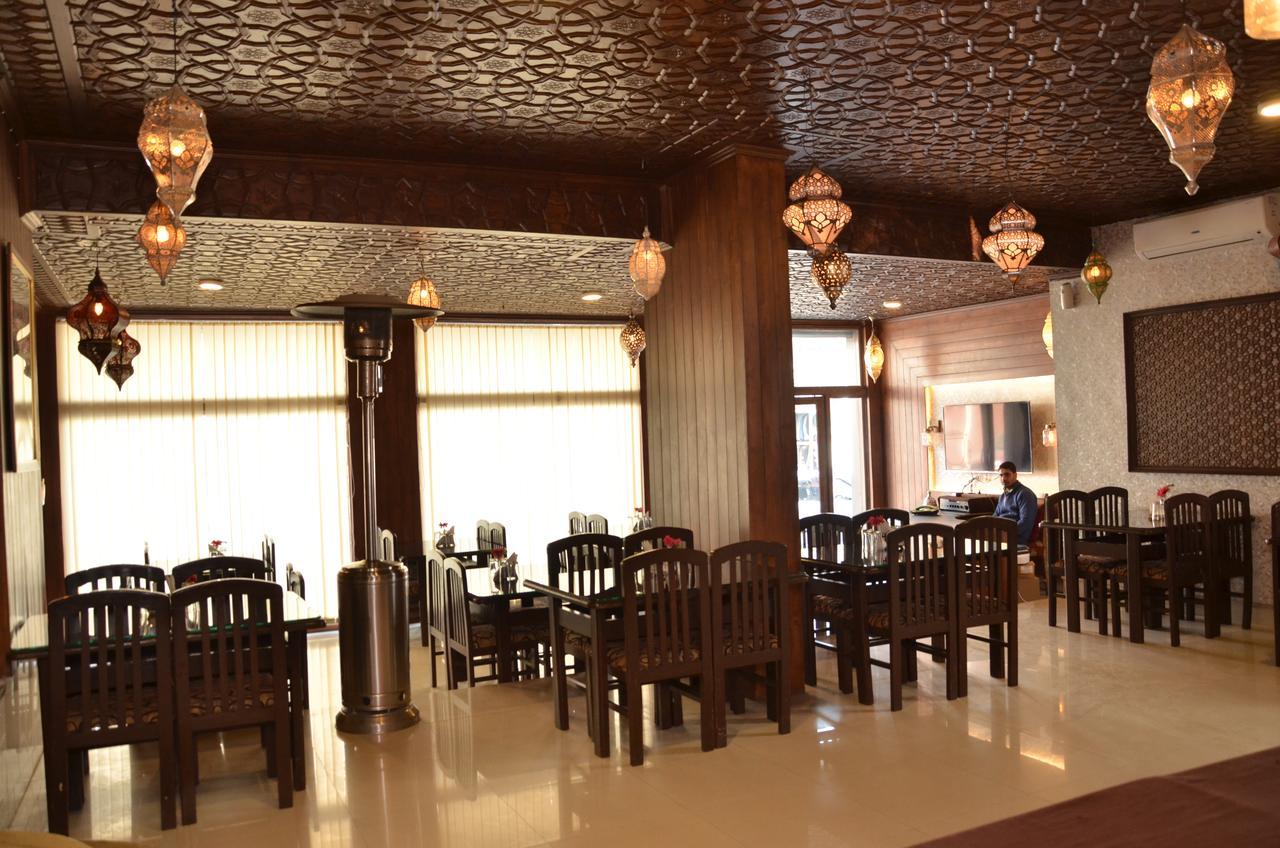 Kaisar Hotel Srīnagar Buitenkant foto