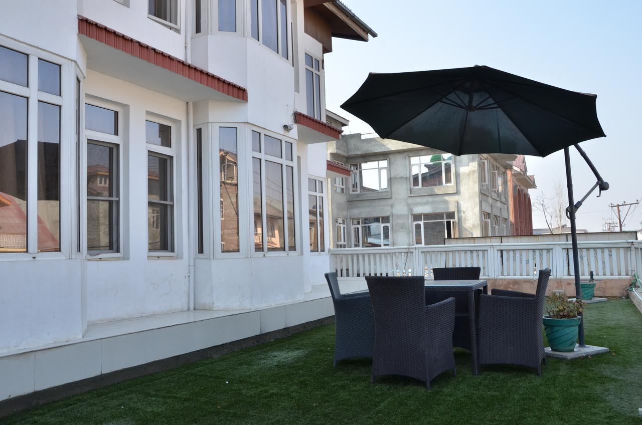 Kaisar Hotel Srīnagar Buitenkant foto