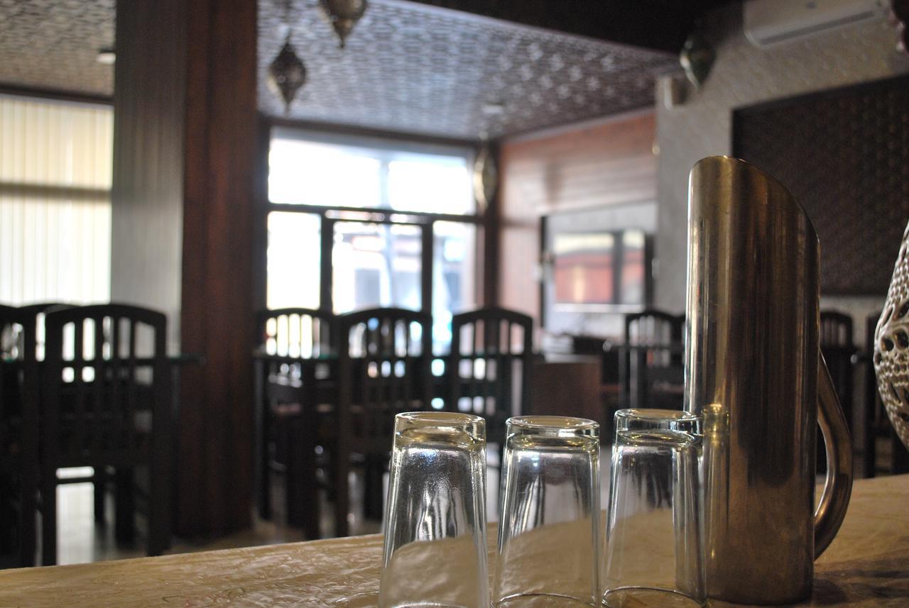 Kaisar Hotel Srīnagar Buitenkant foto