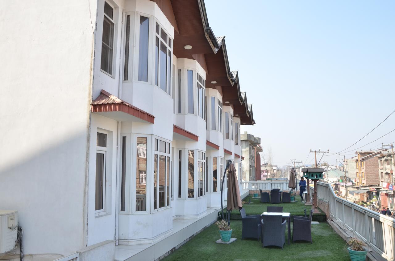 Kaisar Hotel Srīnagar Buitenkant foto