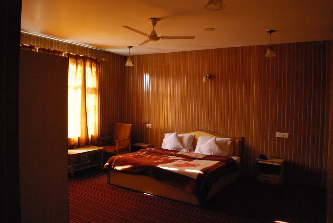 Kaisar Hotel Srīnagar Buitenkant foto