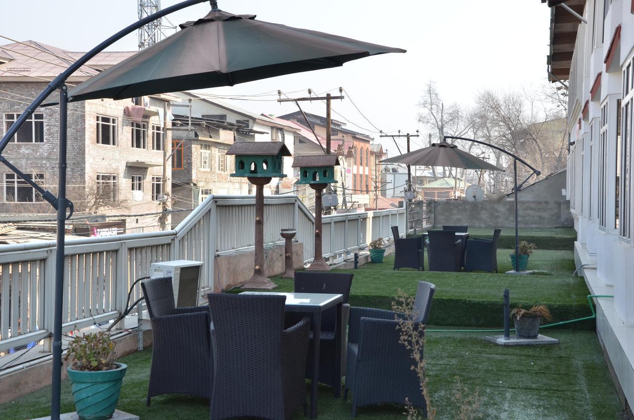 Kaisar Hotel Srīnagar Buitenkant foto
