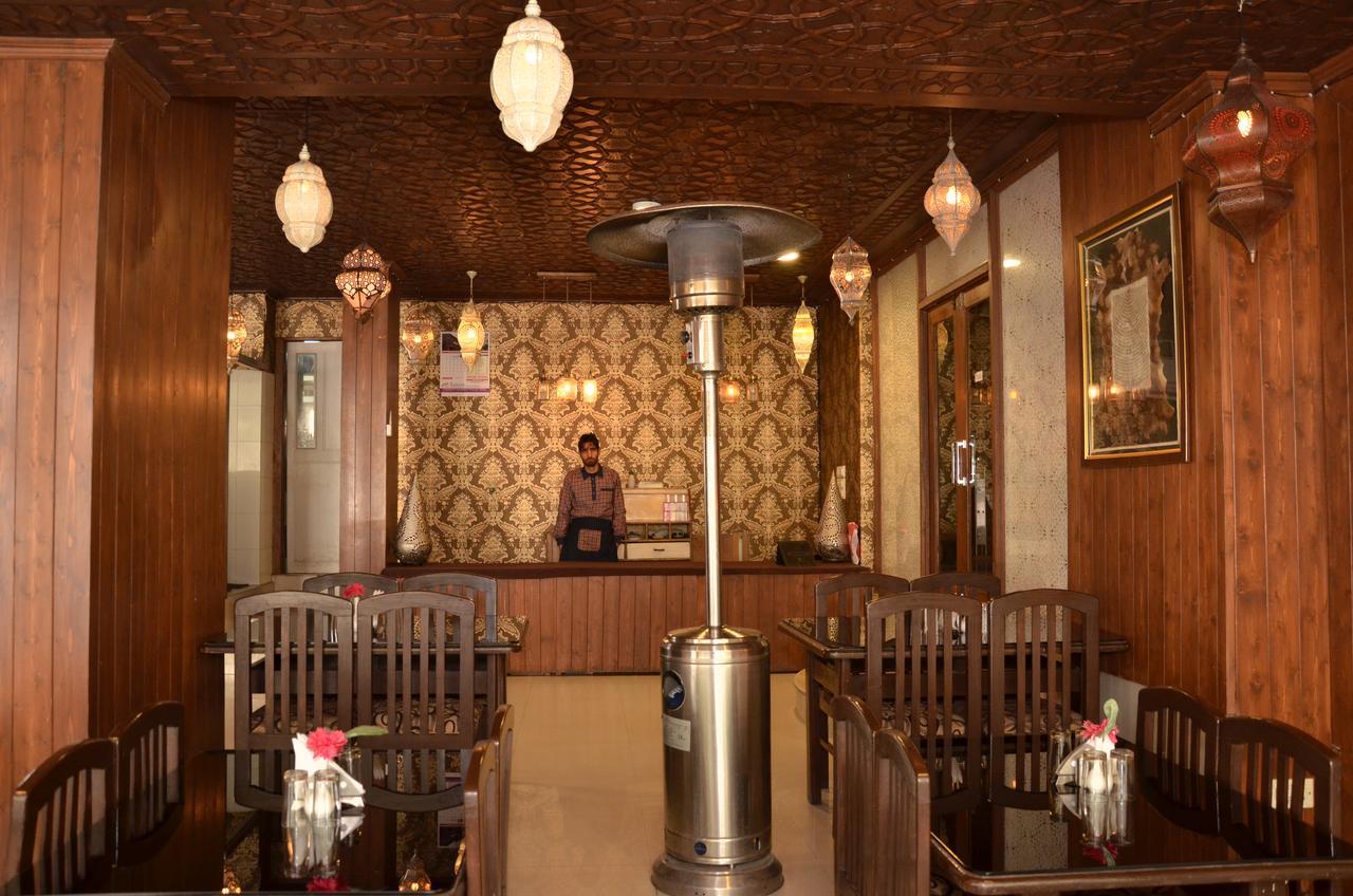 Kaisar Hotel Srīnagar Buitenkant foto