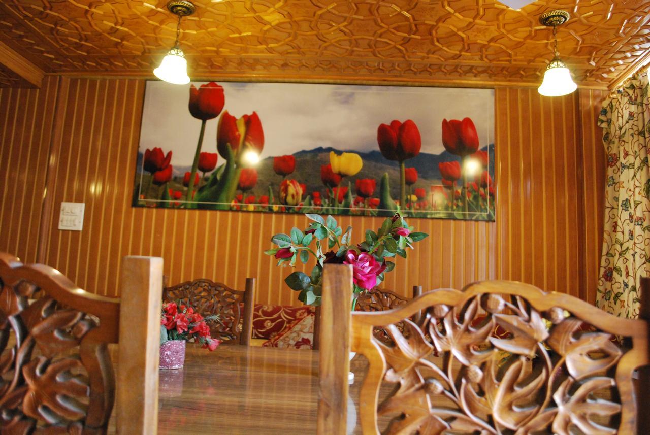 Kaisar Hotel Srīnagar Buitenkant foto